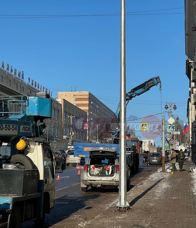 После аварии с троллейбусом на улице Ленина в Курске меняют поврежденные фонарные столбы