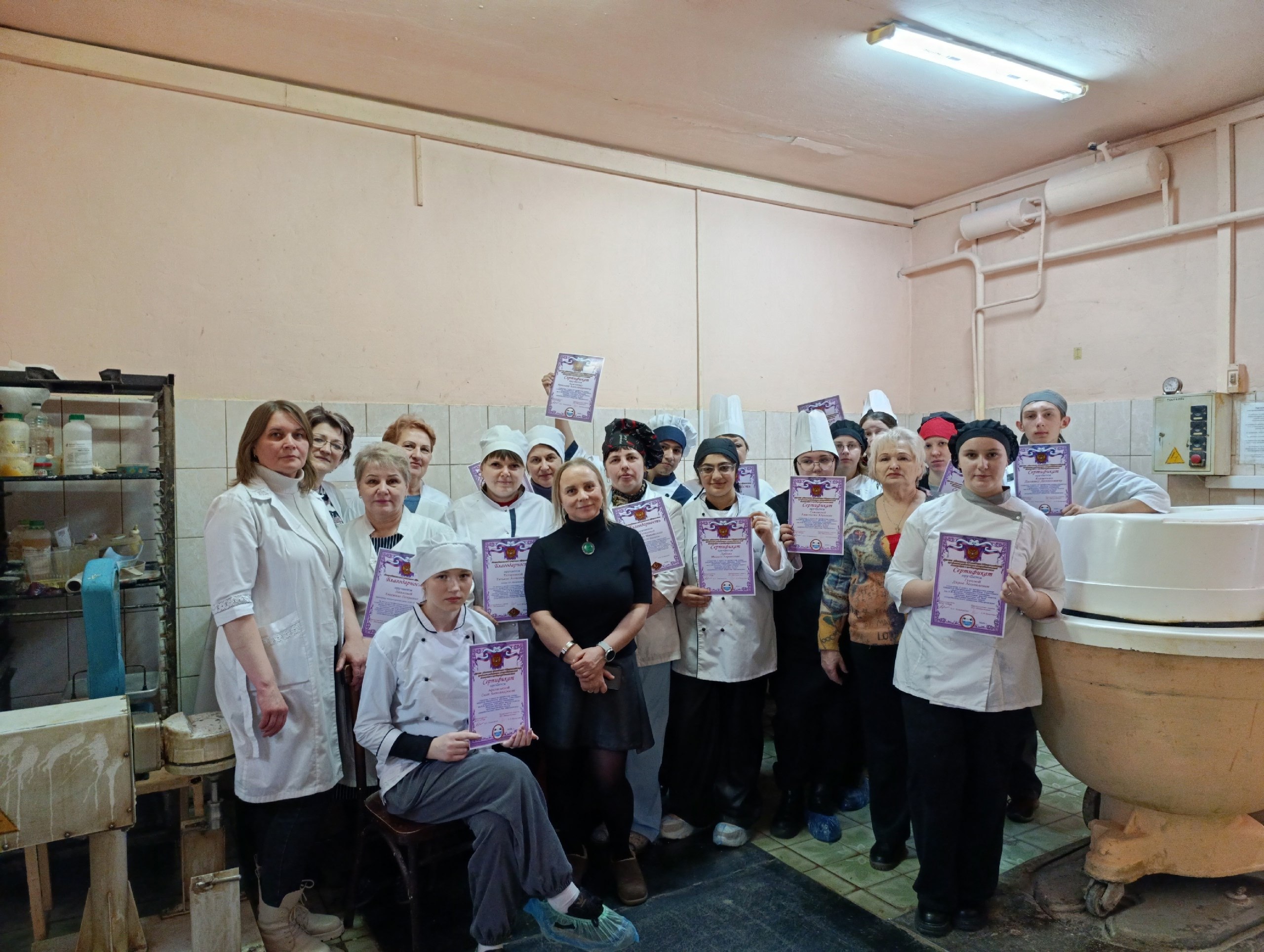 Сегодня в кондитерском цехе потребительского общества «Щигровское» для студентов второго и третьего курсов Щигровского филиала социально-аграрного техникума им. В. М. Клыкова прошёл мастер-класс «Будущие мастера»