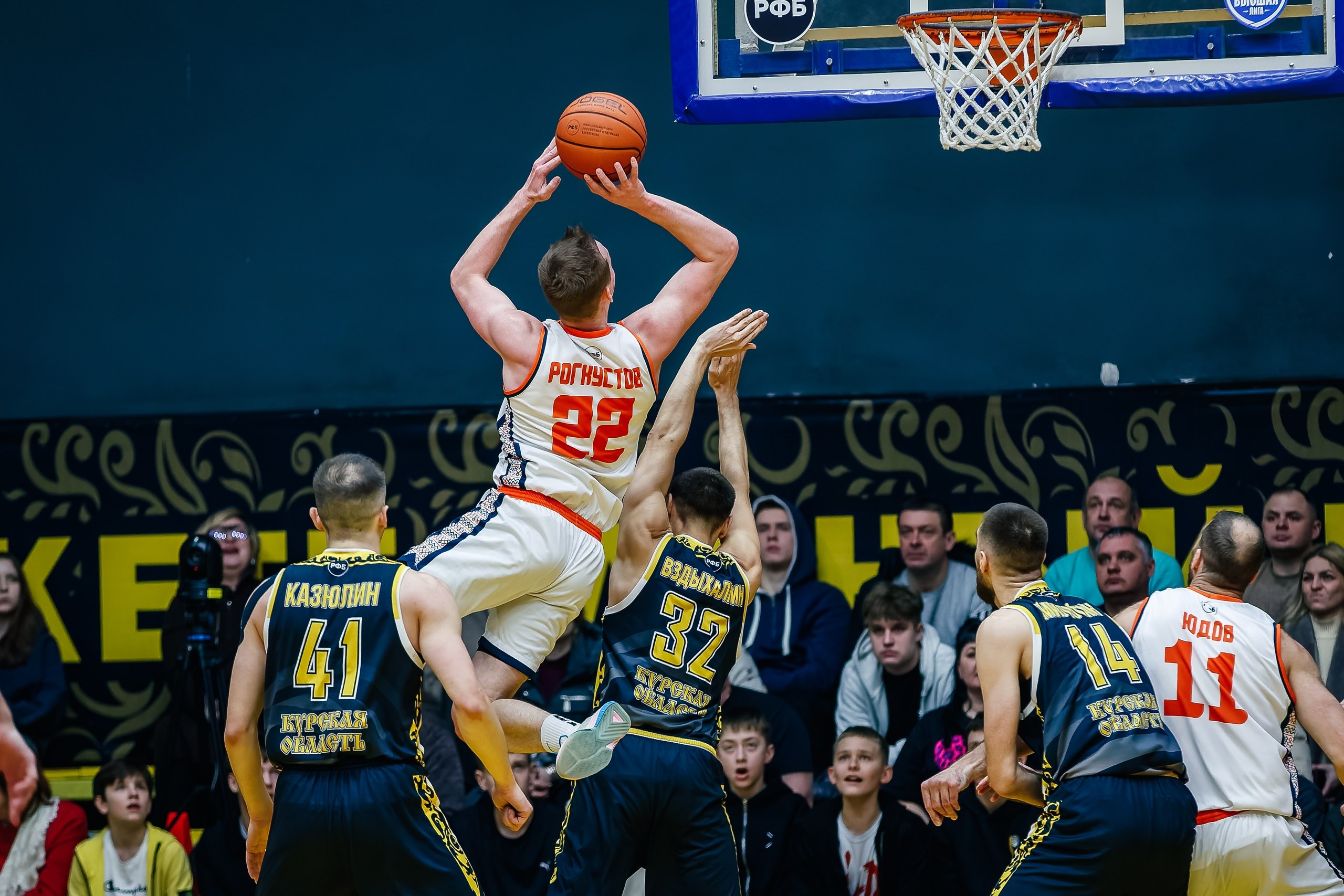 СОХРАНИЛИ ЛИДЕРСТВО. Курские "Русичи" провели дома два матча с одним из главных конкурентов на медали Высшей лиги брянской "Десной" и сохранили за собой единоличное лидерство в турнирной таблице СОХРАНИЛИ ЛИДЕРСТВО. Курские "Русичи" провели дома два матча с одним из главных конкурентов на медали Высшей лиги брянской "Десной" и сохранили за собой единоличное лидерство в турнирной таблице