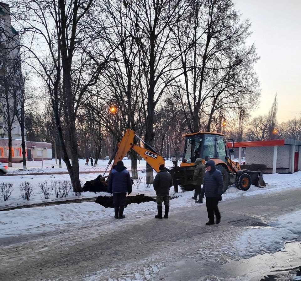 Александр Михайлов: Уважаемые железногорцы!. В городе произошла авария на сетях водоснабжения по ул. Никитина, в районе автобусной остановки у ЖГМК