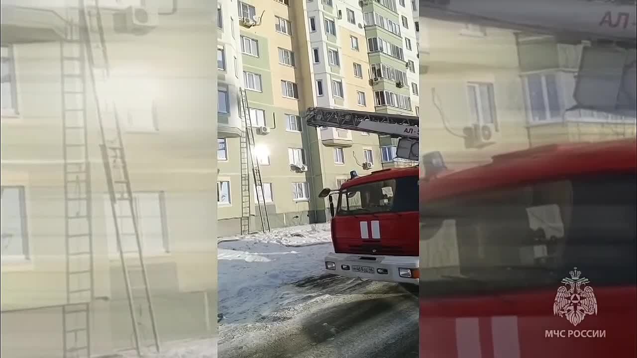 Пожарные спасли мужчину из горящей квартиры на Клыкова