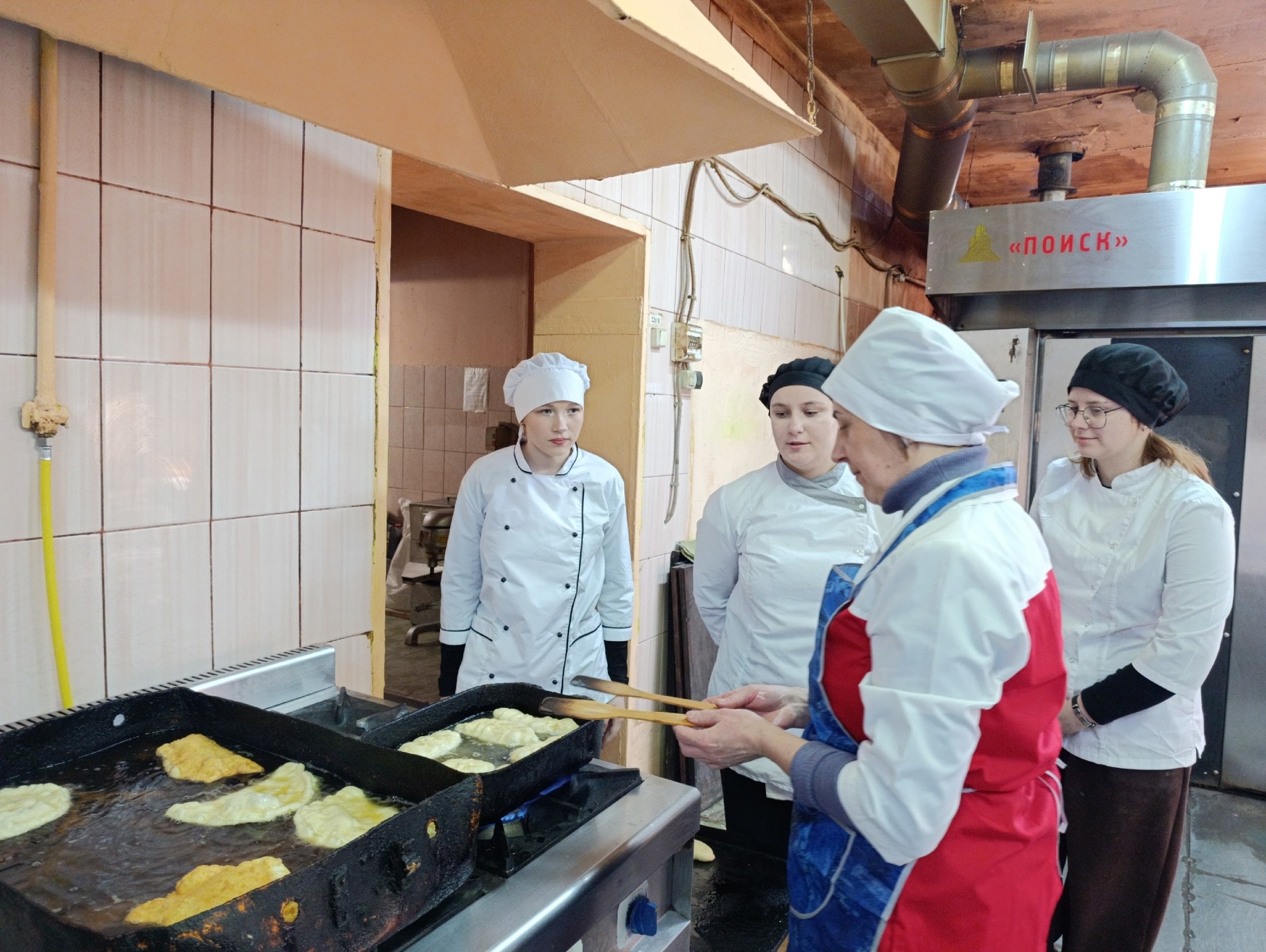 Сегодня в кондитерском цехе потребительского общества «Щигровское» для студентов второго и третьего курсов Щигровского филиала социально-аграрного техникума им. В. М. Клыкова прошёл мастер-класс «Будущие мастера» Сегодня в кондитерском цехе потребительского общества «Щигровское» для студентов второго и третьего курсов Щигровского филиала социально-аграрного техникума им. В. М. Клыкова прошёл мастер-класс «Будущие мастера»