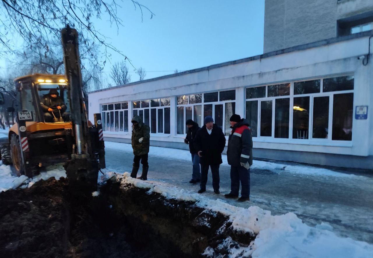 Александр Михайлов: Выехал на место аварии. Дежурная бригада Горводоканала приступила к разрытию грунта над поврежденным участком