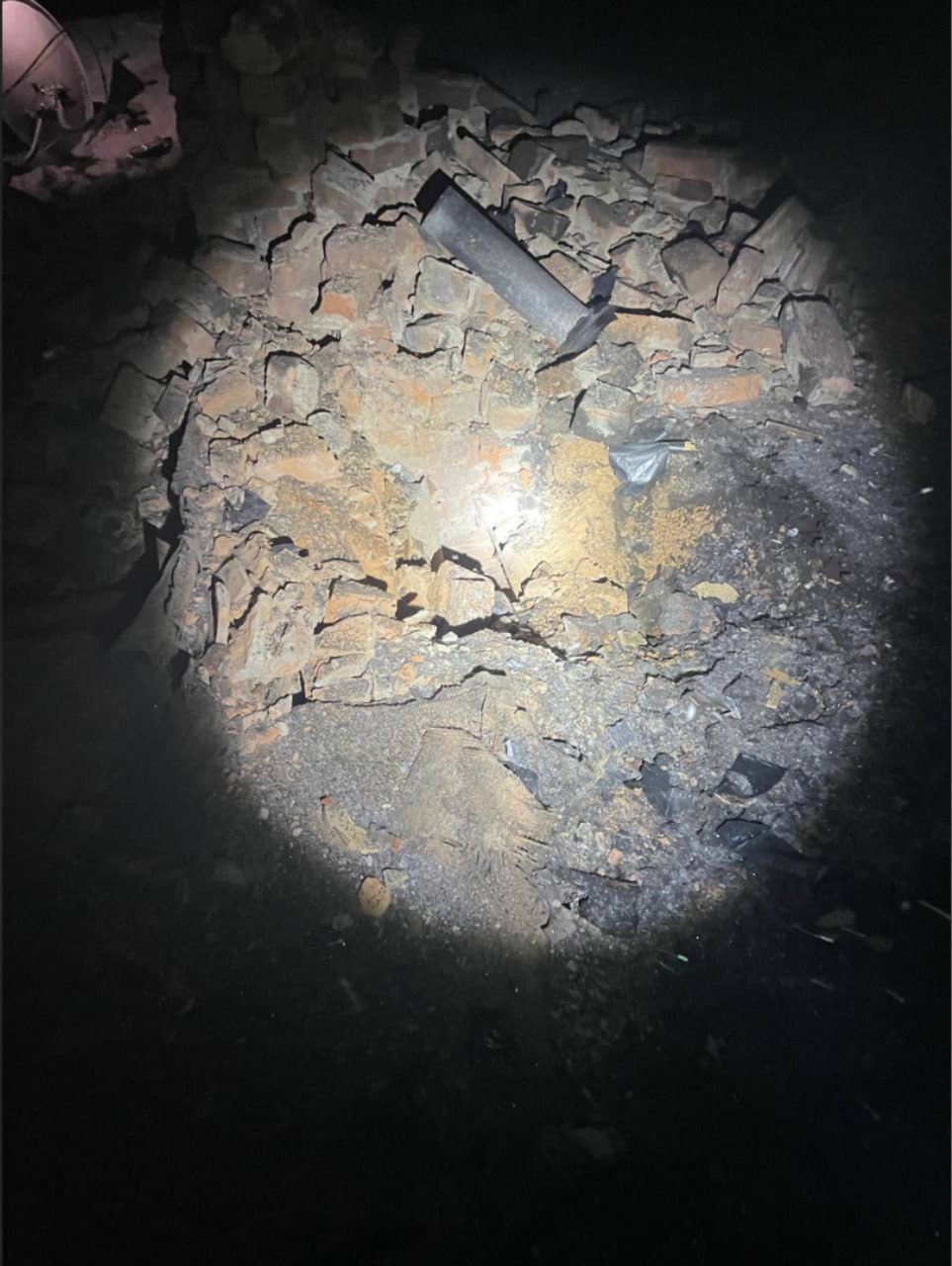 Опубликованы фото последствий ночной атаки БПЛА на Рыльск. Глава Рыльского района Курской области Андрей Белоусов прибыл на место после прилетов, осмотрел повреждения и пообщался с жителями Опубликованы фото последствий ночной атаки БПЛА на Рыльск. Глава Рыльского района Курской области Андрей Белоусов прибыл на место после прилетов, осмотрел повреждения и пообщался с жителями