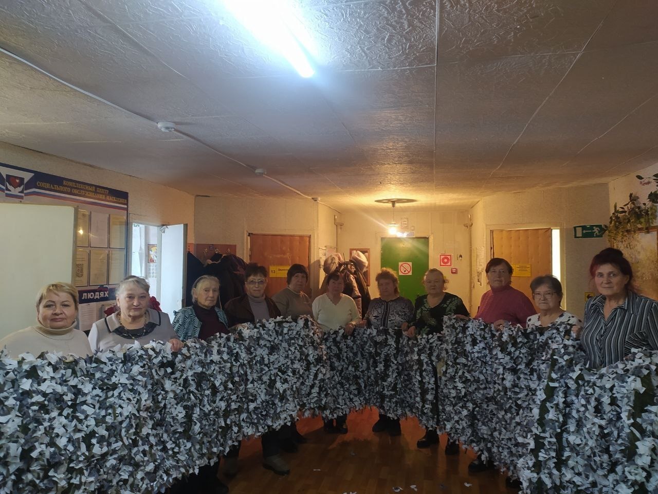 В комплексном центре получателями социальных услуг дневного отделения продолжается работа по изготовлению модулей-невидимок для укрытия от противника бронетехники