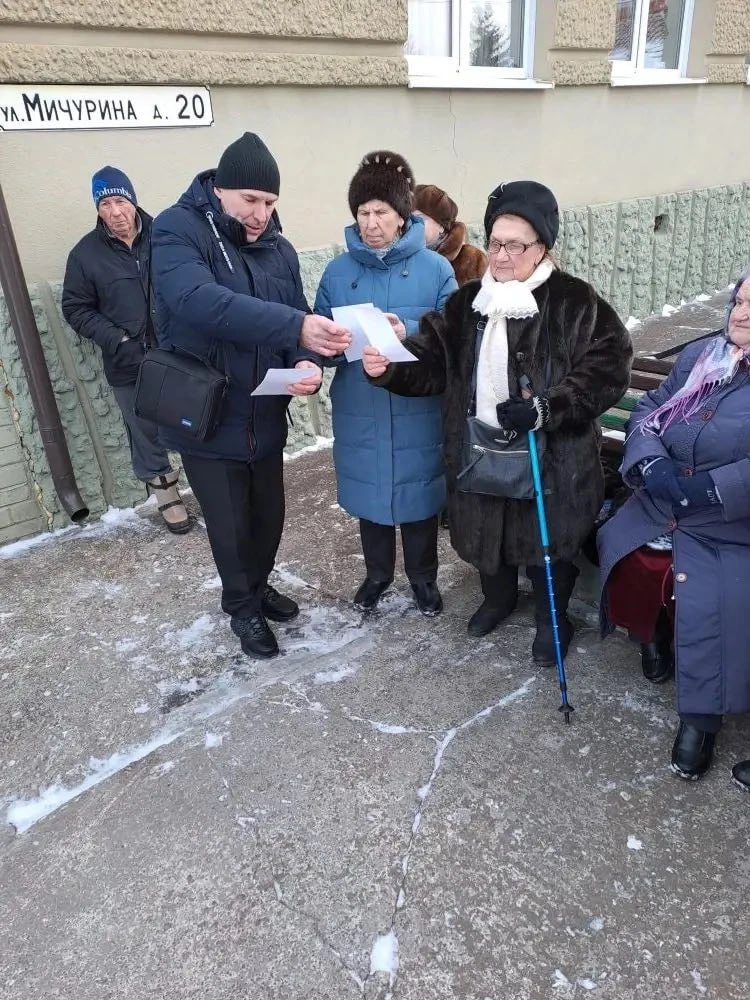 Администрация Центрального округа Курска вместе со специалистами ГО и ЧС и полицией провели встречу с жителями улицы Мичурина Администрация Центрального округа Курска вместе со специалистами ГО и ЧС и полицией провели встречу с жителями улицы Мичурина