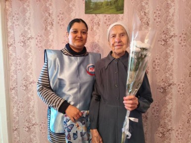 Волонтёры отряда «БИБЛИОдобро» навестили и поздравили с юбилеем труженицу тыла Клавдию Николаевну Еремину