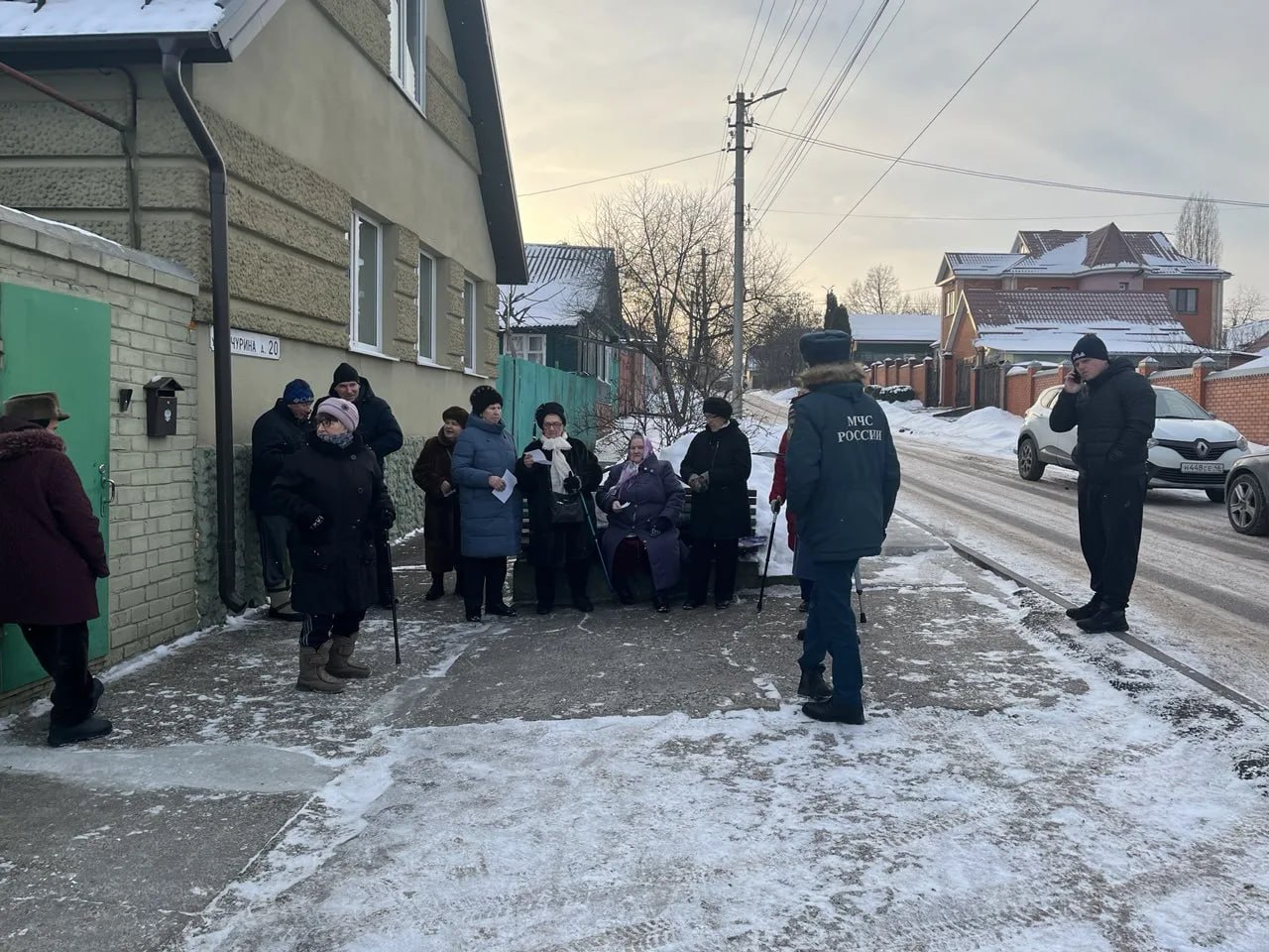 Администрация Центрального округа Курска вместе со специалистами ГО и ЧС и полицией провели встречу с жителями улицы Мичурина