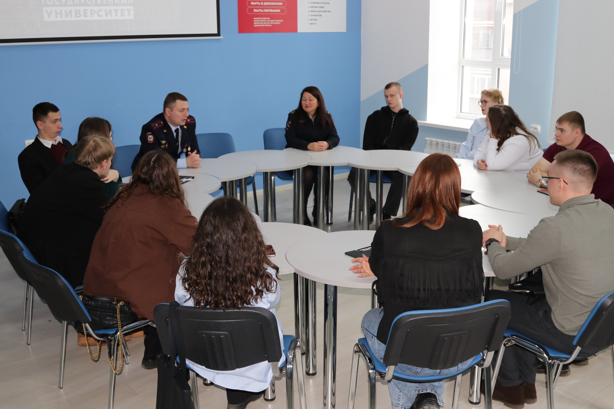 Разговор о службе в полиции прошел в рамках акции «Студенческий десант» со студентами Курского государственного университета Разговор о службе в полиции прошел в рамках акции «Студенческий десант» со студентами Курского государственного университета