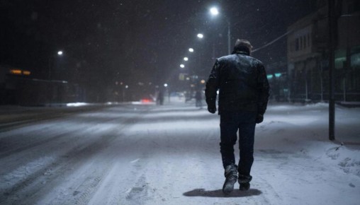 В Курске полицейские спасли замерзающего мужчину.