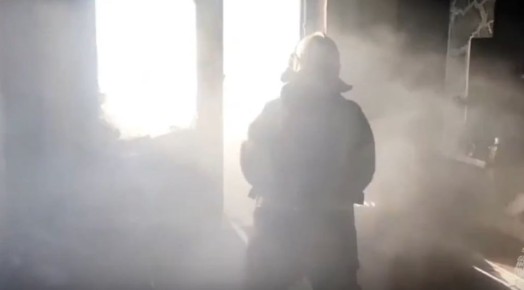 На проспекте Клыкова в Курске при пожаре спасли мужчину