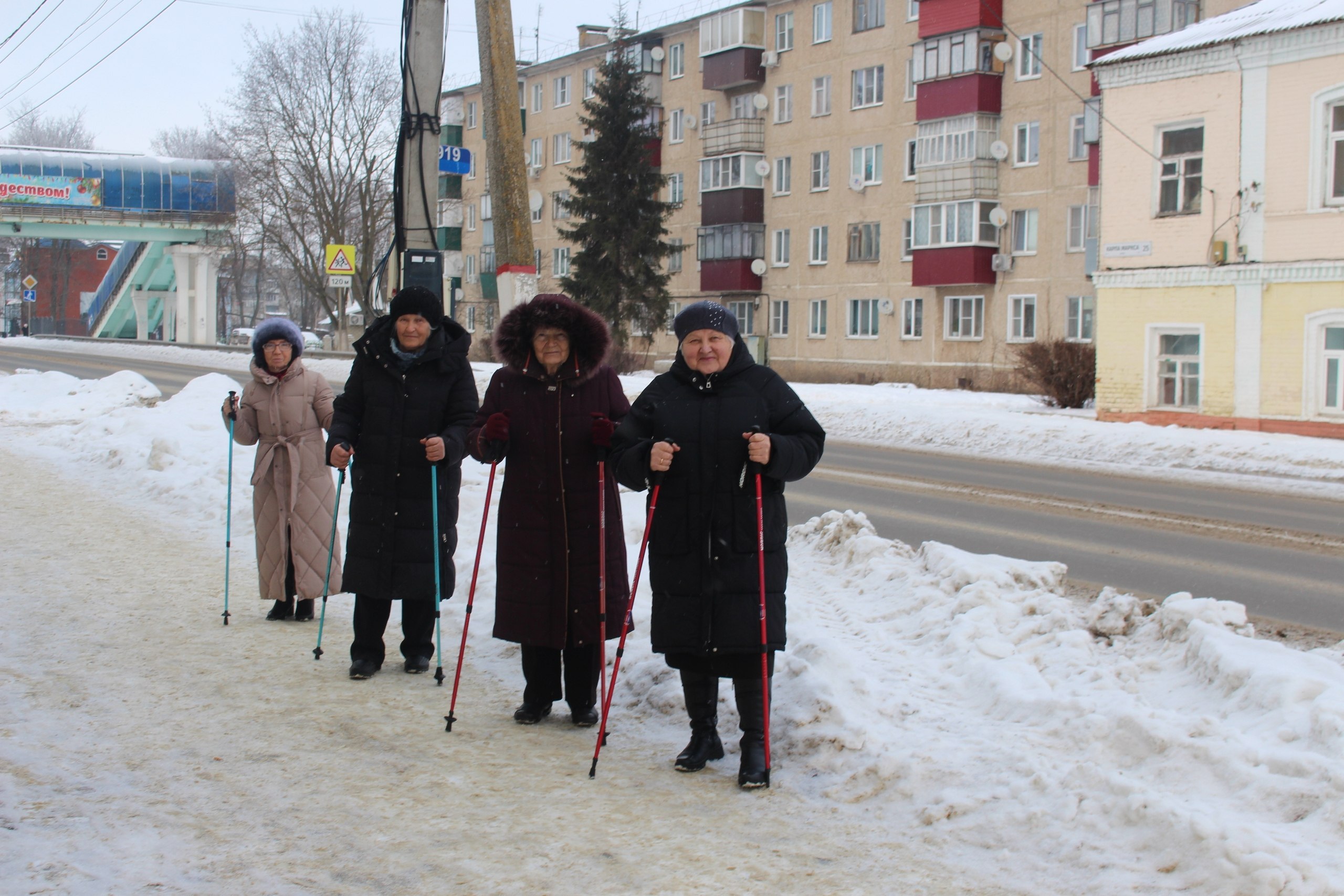 Не смотря на прохладную погоду активные спортсменки Комплексного Центра социального обслуживания населения не забывают про Скандинавскую ходьбу и прогулку на свежем воздухе, так как этот вид спорта идеально подходит людям... Не смотря на прохладную погоду активные спортсменки Комплексного Центра социального обслуживания населения не забывают про Скандинавскую ходьбу и прогулку на свежем воздухе, так как этот вид спорта идеально подходит людям...