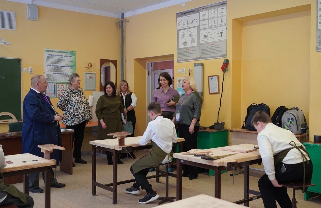 Министр образования и науки Курской области Наталия Леонова посетила школы Железногорска Министр образования и науки Курской области Наталия Леонова посетила школы Железногорска