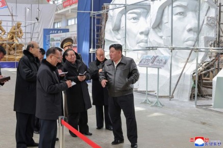 Ким Чен Ын лично руководил созданием скульптур в честь бойцов КНДР в Курской области