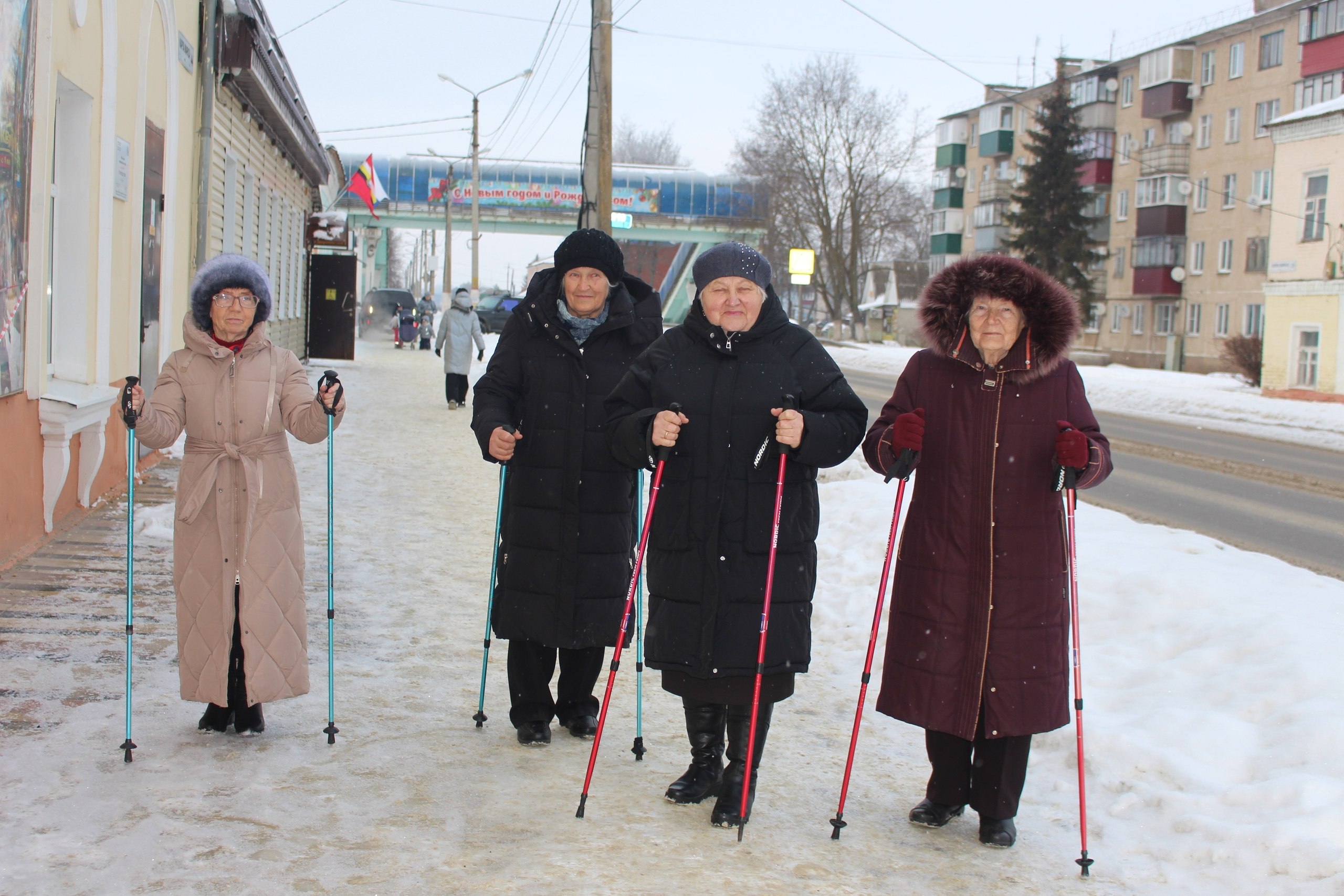 Не смотря на прохладную погоду активные спортсменки Комплексного Центра социального обслуживания населения не забывают про Скандинавскую ходьбу и прогулку на свежем воздухе, так как этот вид спорта идеально подходит людям...