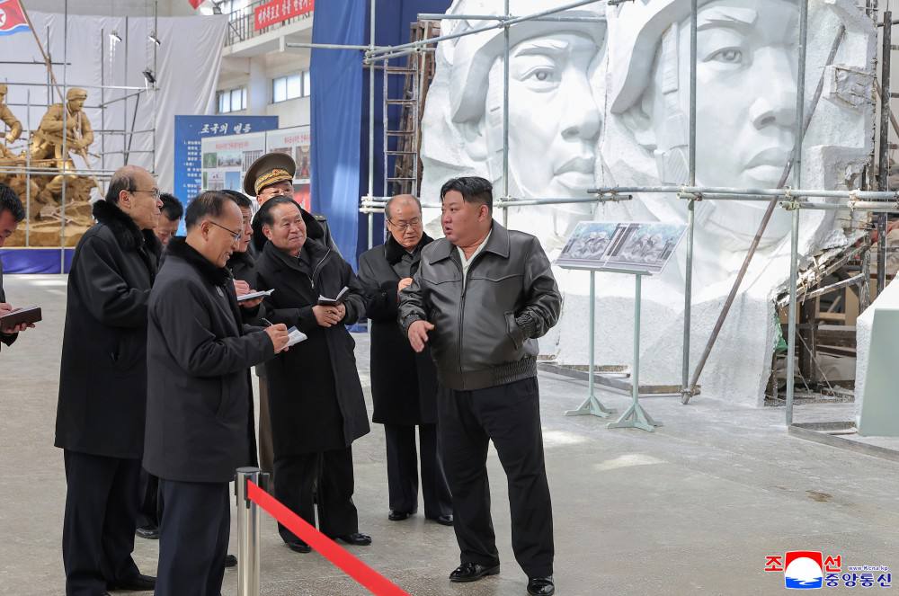 В КНДР готовят скульптуры в честь подвигов военных в Курской области: процесс контролирует лично Ким Чен Ын В КНДР готовят скульптуры в честь подвигов военных в Курской области: процесс контролирует лично Ким Чен Ын