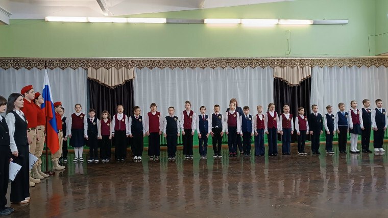 26 января утро в школе № 5 началось с торжественной линейки, на которой состоялась церемония выноса флага и исполнение государственного гимна Российской Федерации