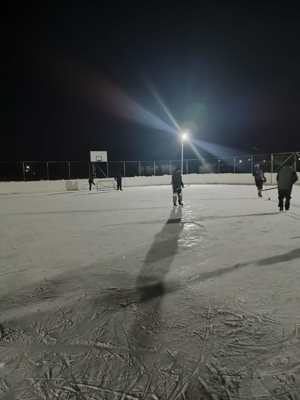 Геннадий Енютин: Сегодня вечером на катке спортивной площадки Солнцевской школы идет игра в хоккей среди взрослых жителей Солнцевского района Геннадий Енютин: Сегодня вечером на катке спортивной площадки Солнцевской школы идет игра в хоккей среди взрослых жителей Солнцевского района