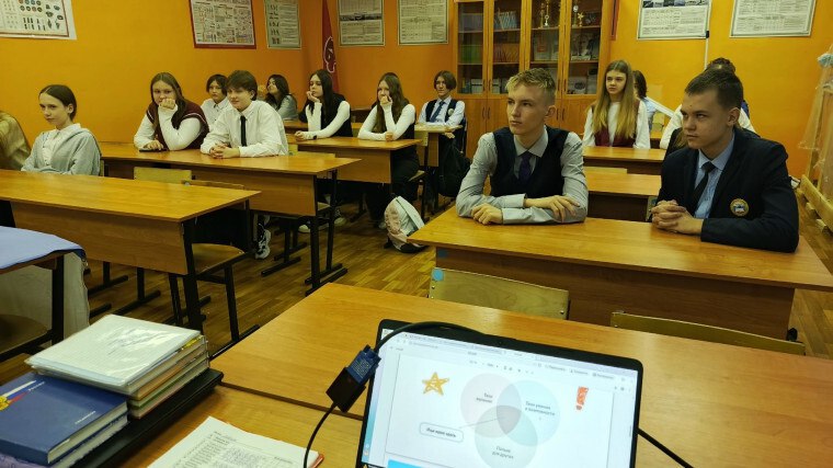 26 января утро в школе № 5 началось с торжественной линейки, на которой состоялась церемония выноса флага и исполнение государственного гимна Российской Федерации 26 января утро в школе № 5 началось с торжественной линейки, на которой состоялась церемония выноса флага и исполнение государственного гимна Российской Федерации