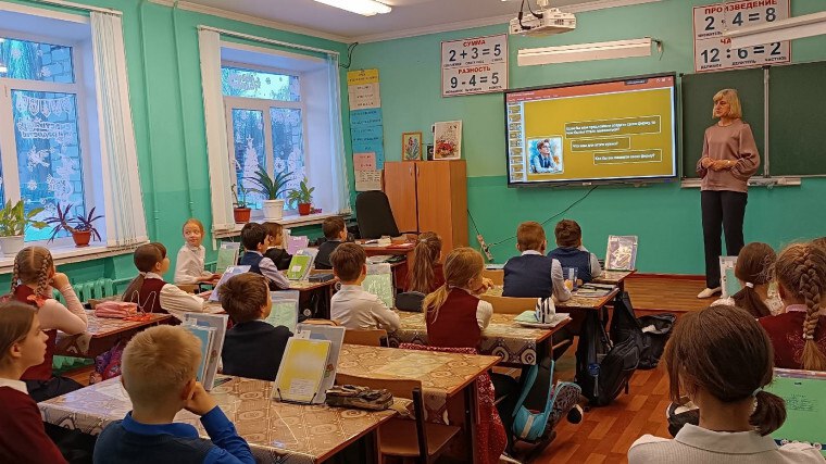 26 января утро в школе № 5 началось с торжественной линейки, на которой состоялась церемония выноса флага и исполнение государственного гимна Российской Федерации 26 января утро в школе № 5 началось с торжественной линейки, на которой состоялась церемония выноса флага и исполнение государственного гимна Российской Федерации