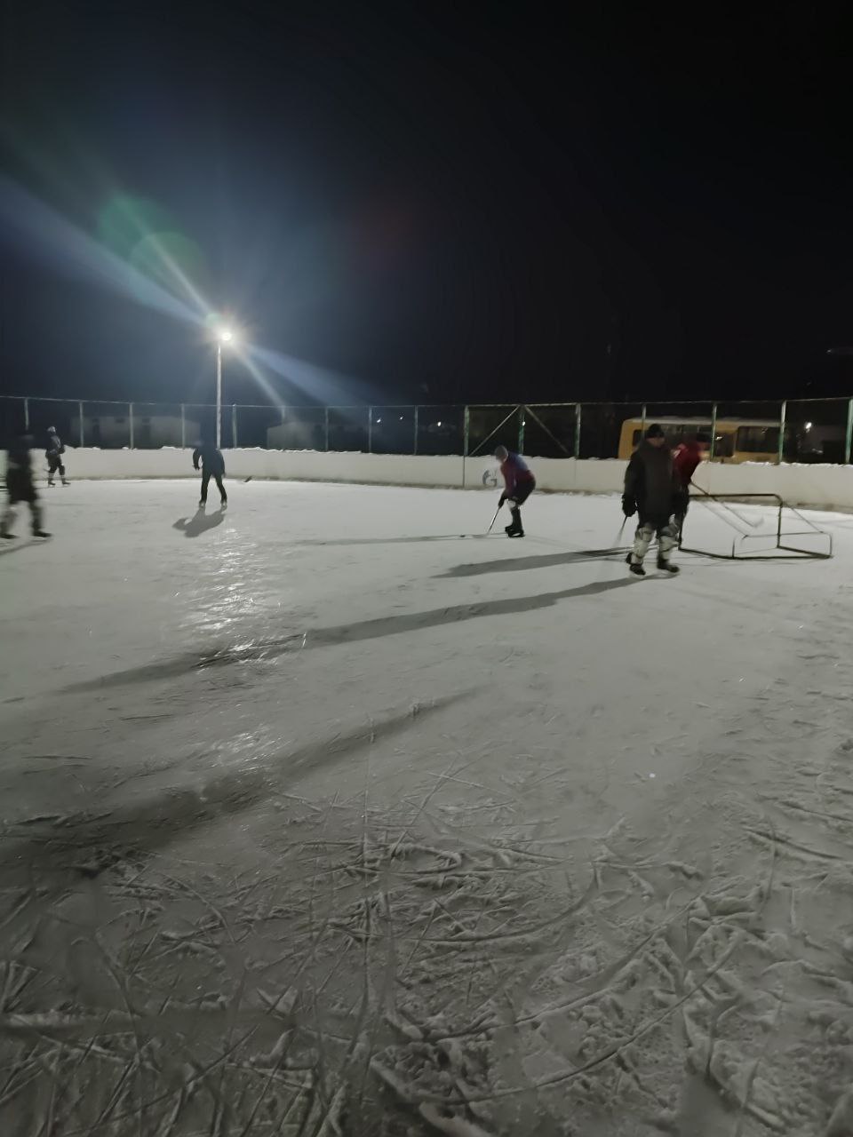 Геннадий Енютин: Сегодня вечером на катке спортивной площадки Солнцевской школы идет игра в хоккей среди взрослых жителей Солнцевского района Геннадий Енютин: Сегодня вечером на катке спортивной площадки Солнцевской школы идет игра в хоккей среди взрослых жителей Солнцевского района