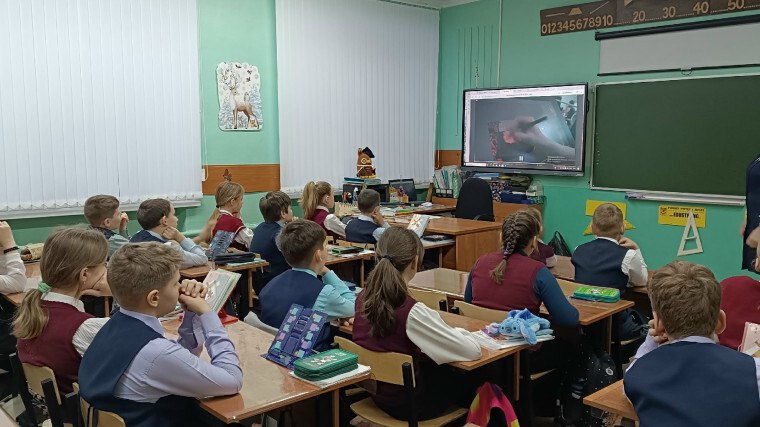 26 января утро в школе № 5 началось с торжественной линейки, на которой состоялась церемония выноса флага и исполнение государственного гимна Российской Федерации 26 января утро в школе № 5 началось с торжественной линейки, на которой состоялась церемония выноса флага и исполнение государственного гимна Российской Федерации