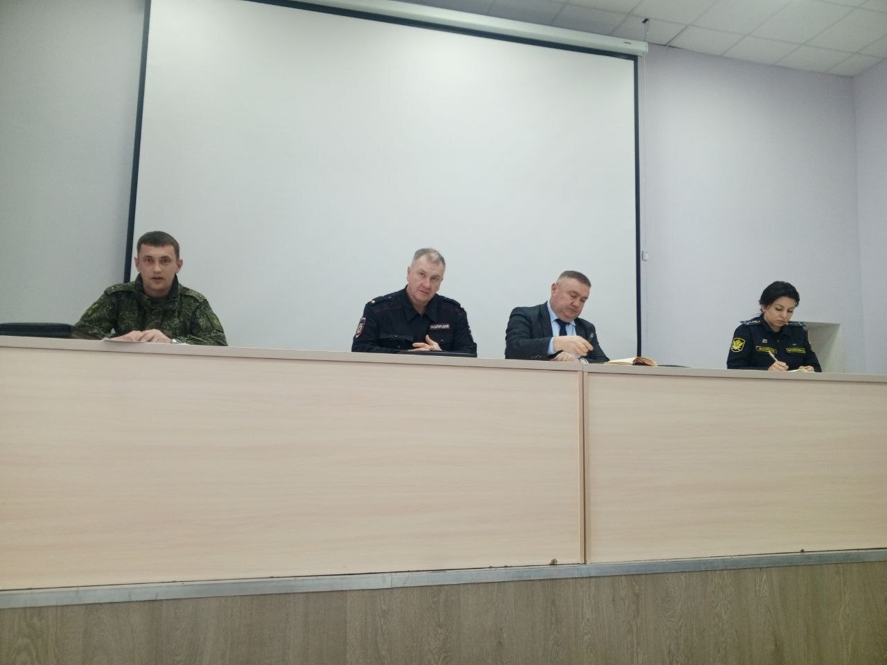 В рамках работы по привлечению граждан на военную службу по контракту, 27 января 2026 года состоялось заседание рабочей группы по отбору граждан на контракт в Октябрьском районе