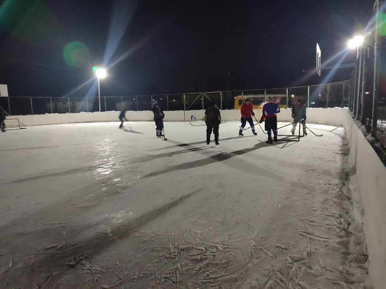 Геннадий Енютин: Сегодня вечером на катке спортивной площадки Солнцевской школы идет игра в хоккей среди взрослых жителей Солнцевского района