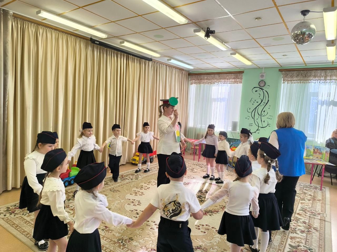 #БезопасныеДороги. Учим с детства правила дорожного движения В Детском саду № 24 г.Курск региональный координатор партийного проекта «Единой России» «Крепкая семья», заместитель председателя Курского городского собрания... #БезопасныеДороги. Учим с детства правила дорожного движения В Детском саду № 24 г.Курск региональный координатор партийного проекта «Единой России» «Крепкая семья», заместитель председателя Курского городского собрания...