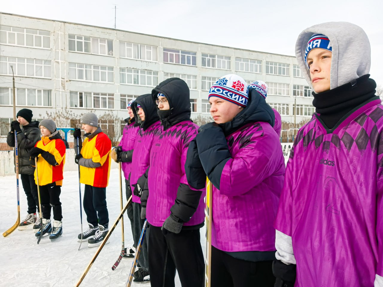На катке школы №48 состоялись хоккейные соревнования среди школ Сеймского округа Курска