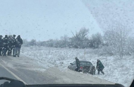 Множество аварий на трассах за Курском - машины улетают с дороги из-за скользкой дороги