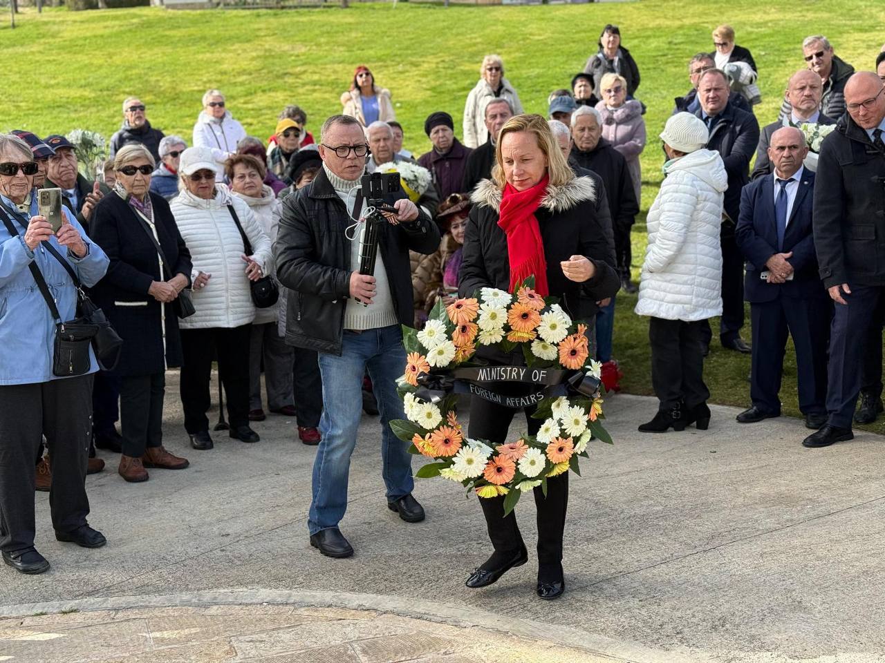 27 января в г. Иерусалиме по случаю 82-й годовщины полного освобождения Ленинграда от фашистской блокады и Международного дня памяти жертв Холокоста Посол России в Израиле А.Д.Викторов принял участие в церемонии возложения... 27 января в г. Иерусалиме по случаю 82-й годовщины полного освобождения Ленинграда от фашистской блокады и Международного дня памяти жертв Холокоста Посол России в Израиле А.Д.Викторов принял участие в церемонии возложения...