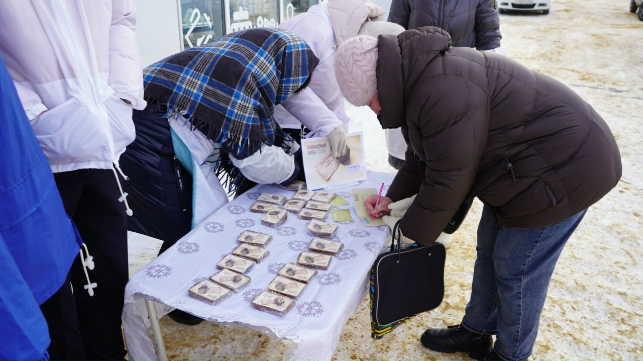 27 января Черемисиновская межпоселенческая библиотека, совместно с активистами "Движения Первых", провела патриотическую акцию памяти "Город, победивший смерть" 27 января Черемисиновская межпоселенческая библиотека, совместно с активистами "Движения Первых", провела патриотическую акцию памяти "Город, победивший смерть"