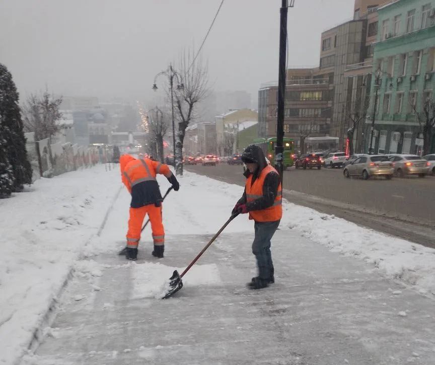 Весь день в Курске будут идти работы по уборке снега Весь день в Курске будут идти работы по уборке снега