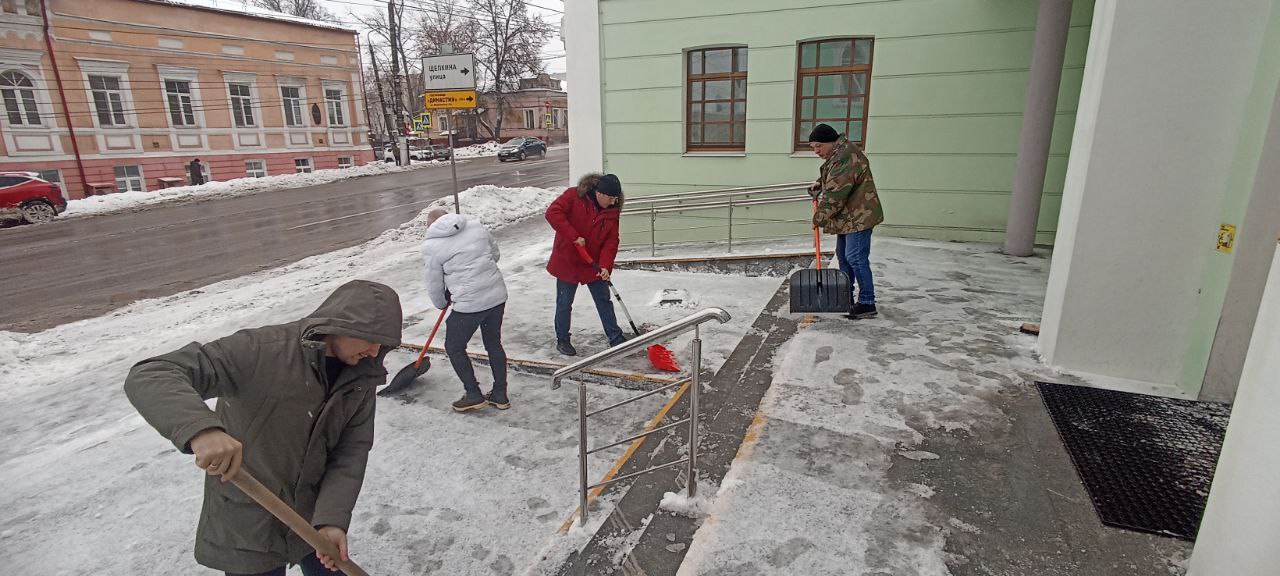 Сотрудники учреждений культуры Курска расчистили территории вокруг своих организаций Сотрудники учреждений культуры Курска расчистили территории вокруг своих организаций