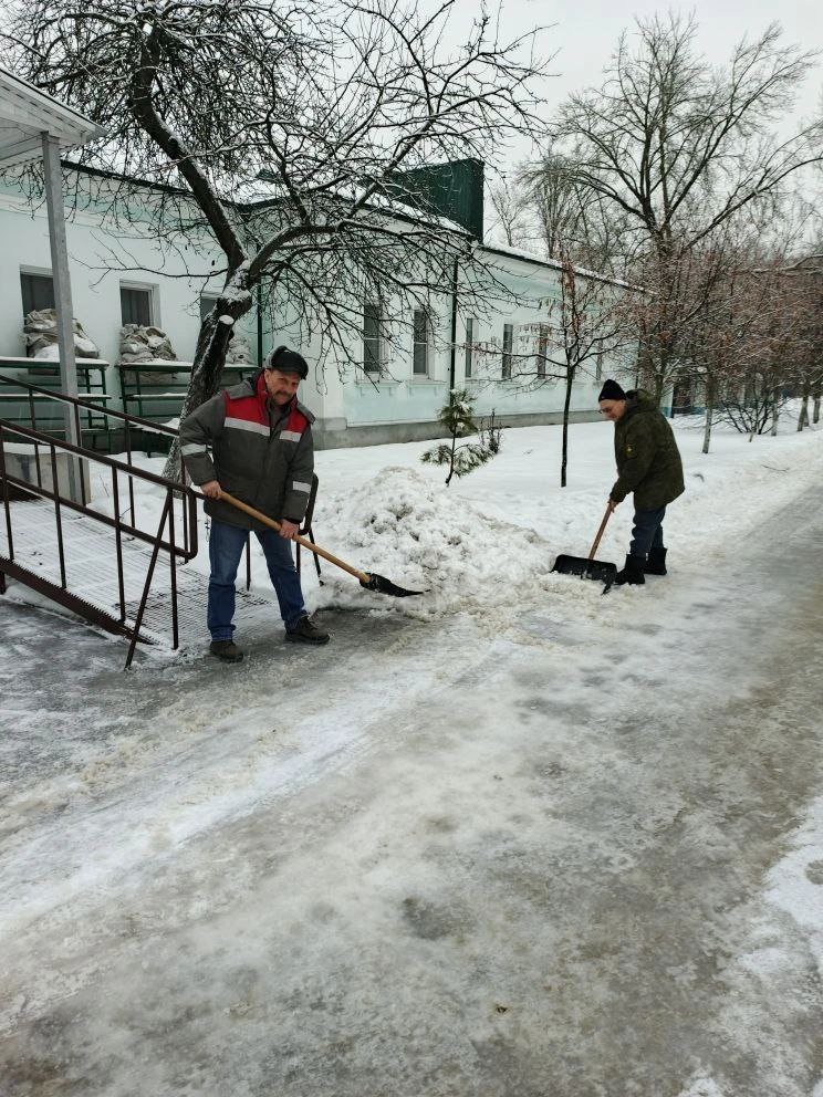 Курские споршколы убирают снег вокруг своих территорий Курские споршколы убирают снег вокруг своих территорий