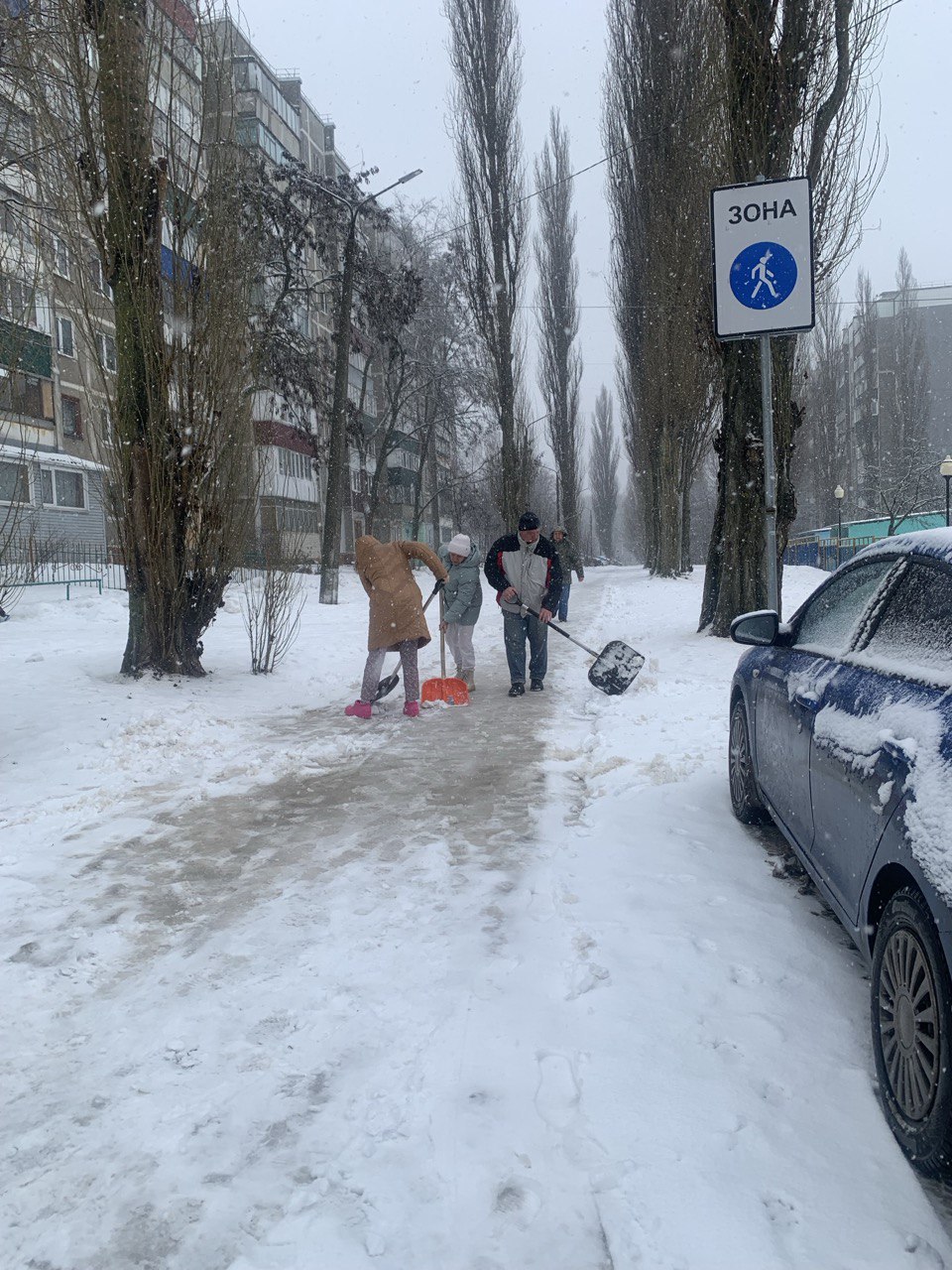 Курские споршколы убирают снег вокруг своих территорий Курские споршколы убирают снег вокруг своих территорий