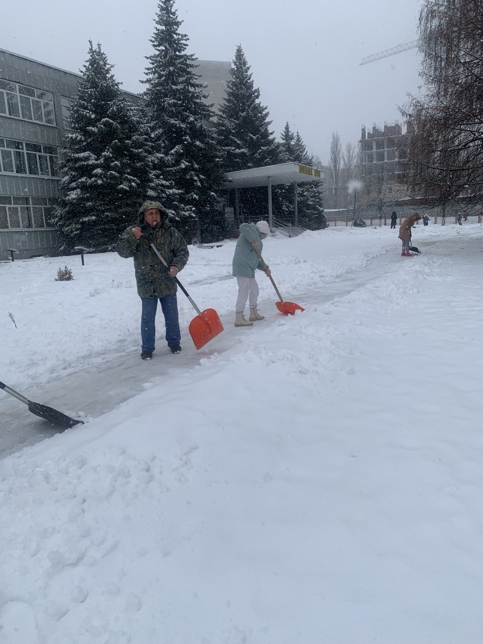 Курские споршколы убирают снег вокруг своих территорий Курские споршколы убирают снег вокруг своих территорий