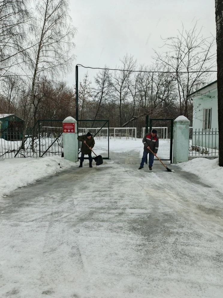 Курские споршколы убирают снег вокруг своих территорий Курские споршколы убирают снег вокруг своих территорий