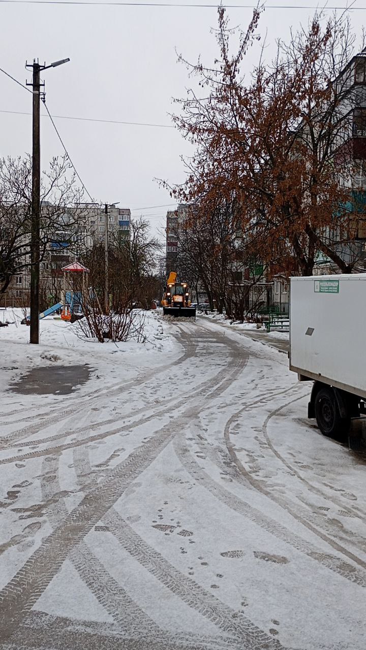 В работу по расчистке дворов включились и управляющие компании Сеймского округа В работу по расчистке дворов включились и управляющие компании Сеймского округа