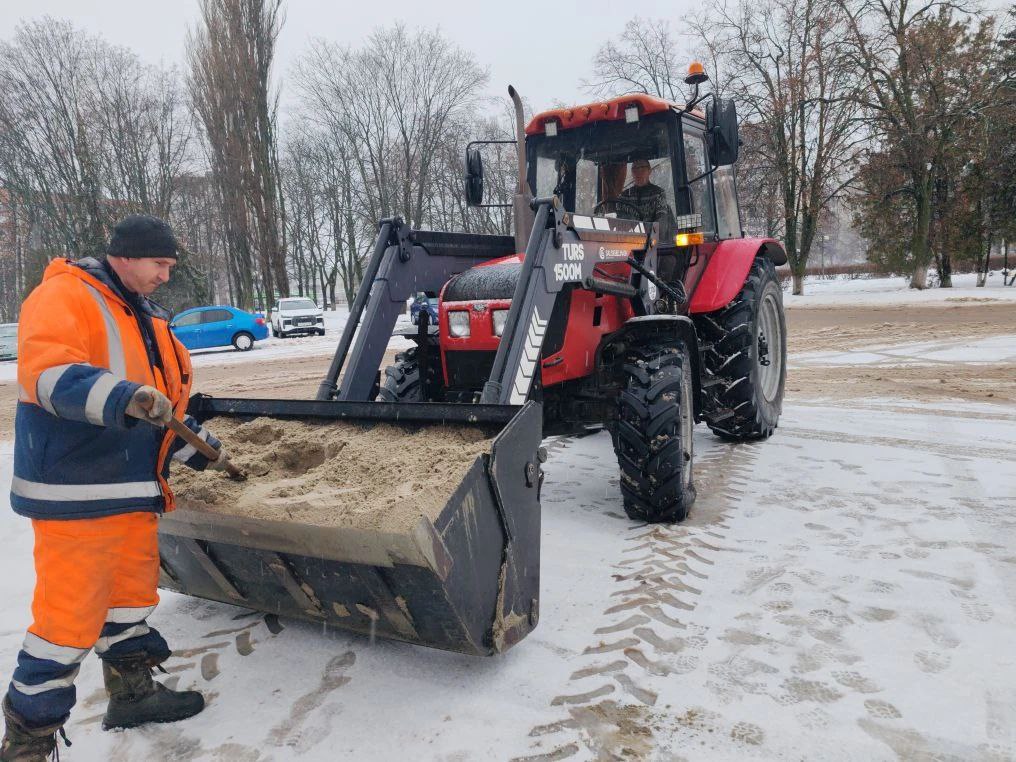 В работу по расчистке дворов включились и управляющие компании Сеймского округа В работу по расчистке дворов включились и управляющие компании Сеймского округа