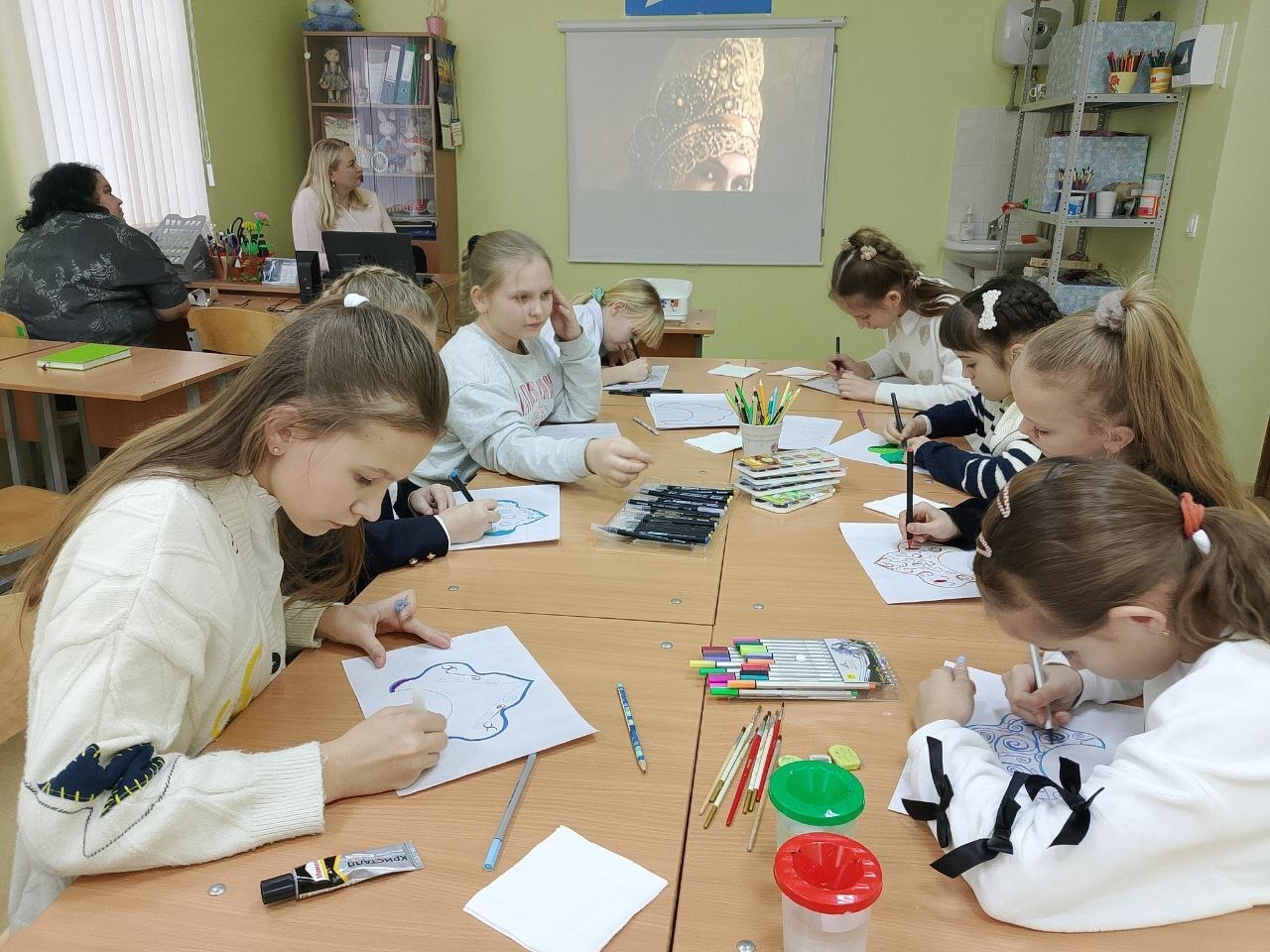 В Центре детского творчества Дмитриевского района прошел урок-путешествие «История кокошника: от крепостей до подиумов» В Центре детского творчества Дмитриевского района прошел урок-путешествие «История кокошника: от крепостей до подиумов»