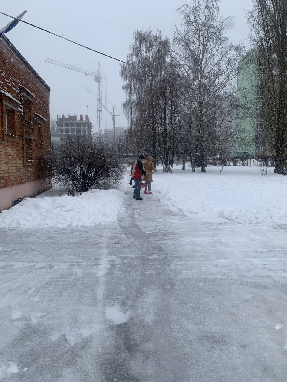 Курские споршколы убирают снег вокруг своих территорий Курские споршколы убирают снег вокруг своих территорий