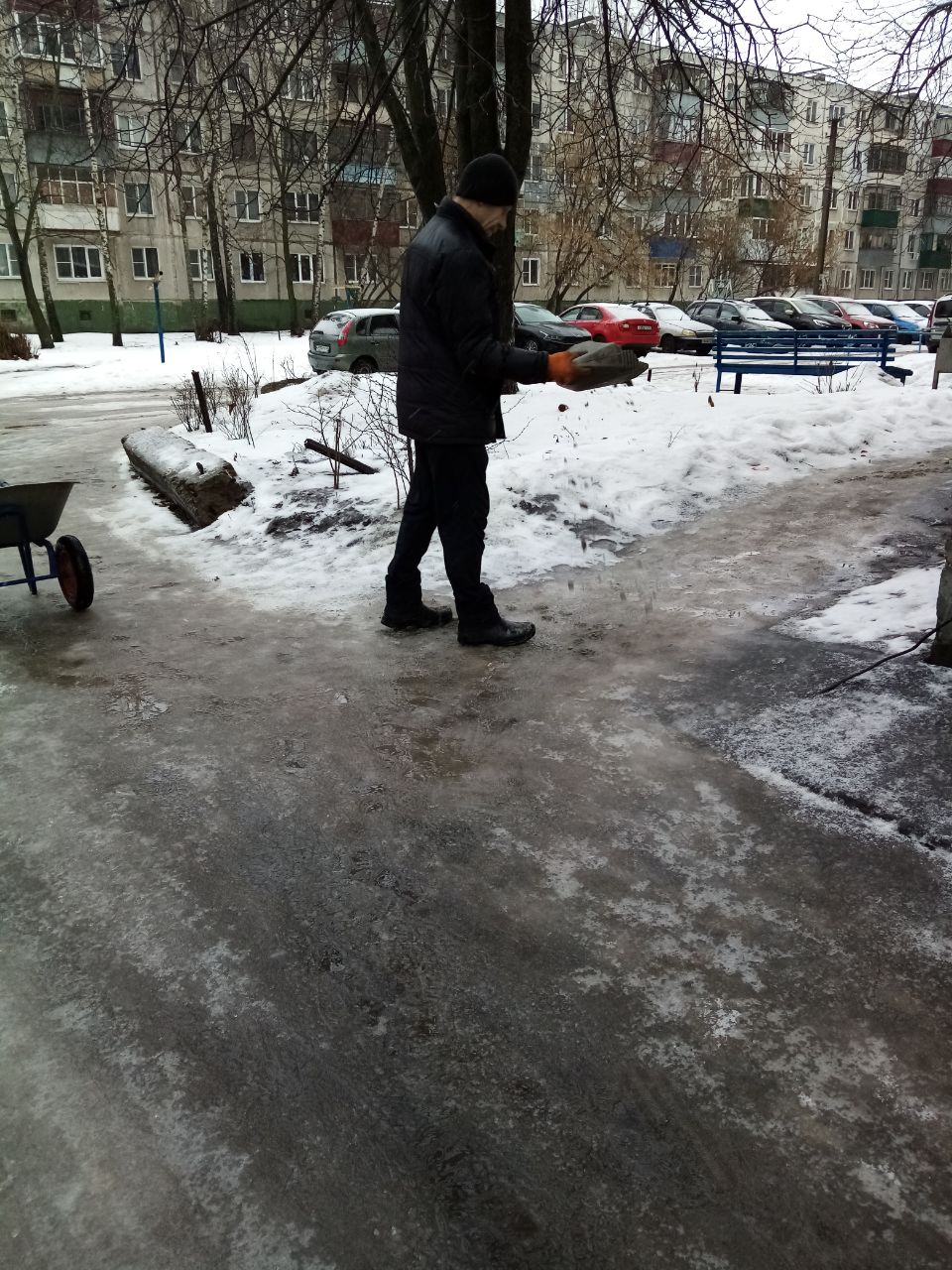 В работу по расчистке дворов включились и управляющие компании Сеймского округа В работу по расчистке дворов включились и управляющие компании Сеймского округа