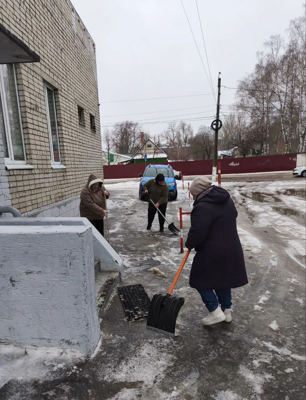 Курские споршколы убирают снег вокруг своих территорий Курские споршколы убирают снег вокруг своих территорий