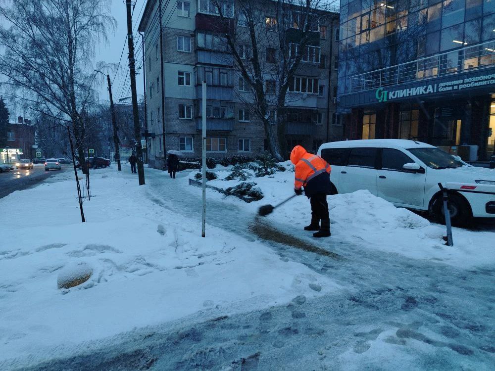 Весь день в Курске будут идти работы по уборке снега Весь день в Курске будут идти работы по уборке снега