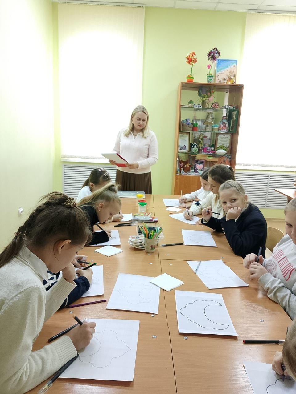 В Центре детского творчества Дмитриевского района прошел урок-путешествие «История кокошника: от крепостей до подиумов» В Центре детского творчества Дмитриевского района прошел урок-путешествие «История кокошника: от крепостей до подиумов»