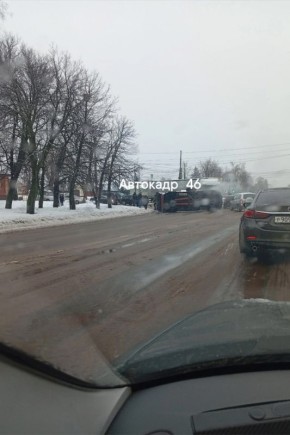 Автомобиль перевернулся после ДТП в районе пересечения Фрунзе и Дубровинского в Курске, сообщают очевидцы