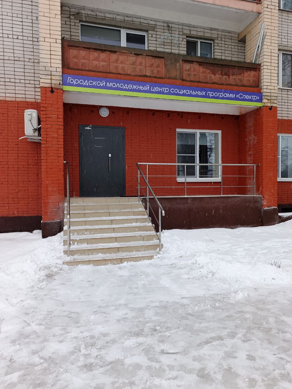 Курские споршколы убирают снег вокруг своих территорий Курские споршколы убирают снег вокруг своих территорий