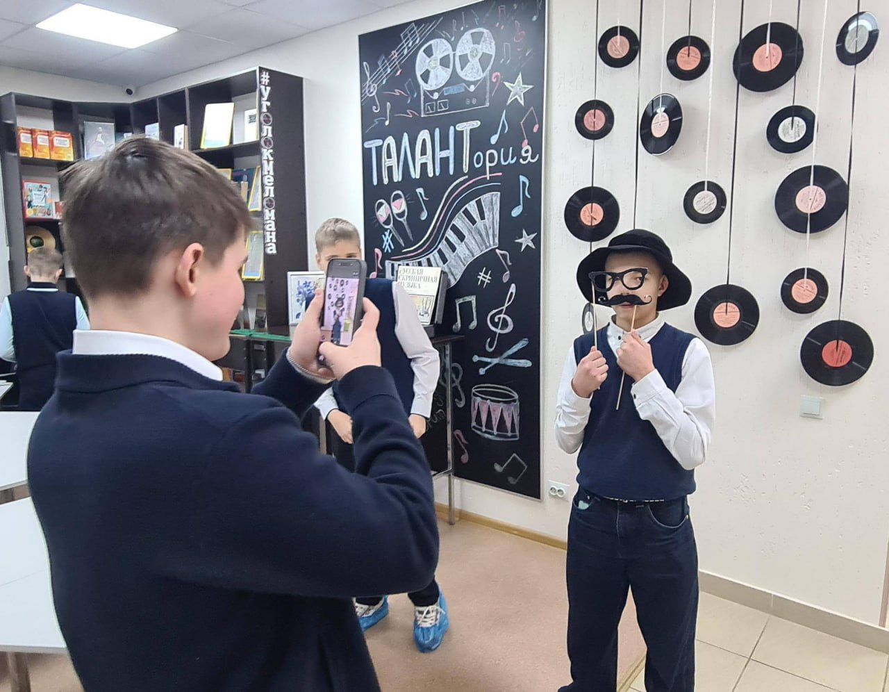 В детской модельной библиотеке-филиале №1 им. Е.А. Благининой состоялась встреча-практикум «Фотография как зеркало времени» для учеников школы №15 Курска В детской модельной библиотеке-филиале №1 им. Е.А. Благининой состоялась встреча-практикум «Фотография как зеркало времени» для учеников школы №15 Курска